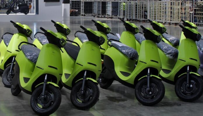 E bikes (18 07 2025) A fleet of electric scooters lined up at a manufacturing plant, showcasing the shift toward eco-friendly transportation in Pakistan. The development is part of ongoing efforts to promote sustainable mobility. (Source: Geo TV)